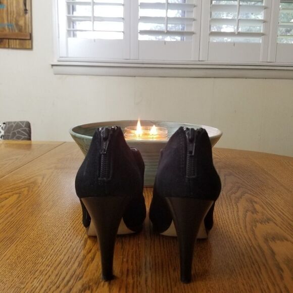 Franco Sarto Black Suede Pumps w/elastic straps - Picture 3 of 6